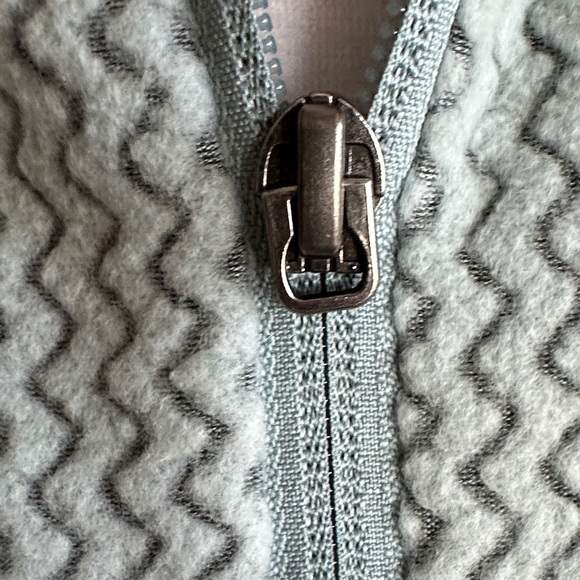 Patagonia Light Blue Zigzag Jacket with Beige Pocket - Picture 3 of 11